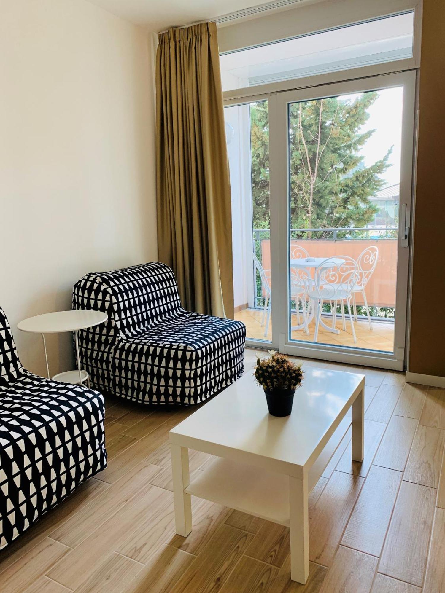 Front 2 Apartment *
